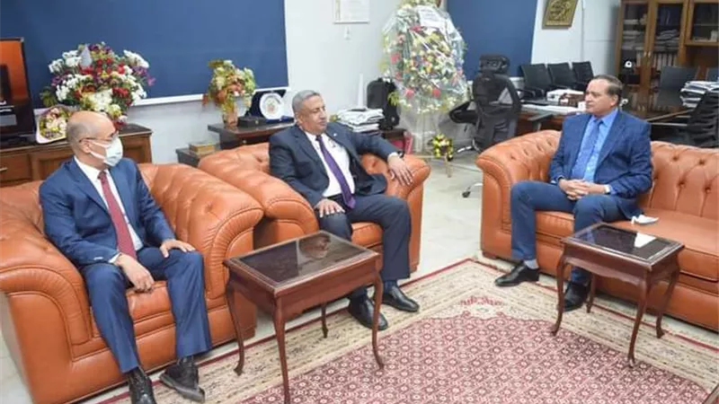 رئيس جامعة سوهاج يهنئ رئيس شركة مياه الشرب الجديد..صور