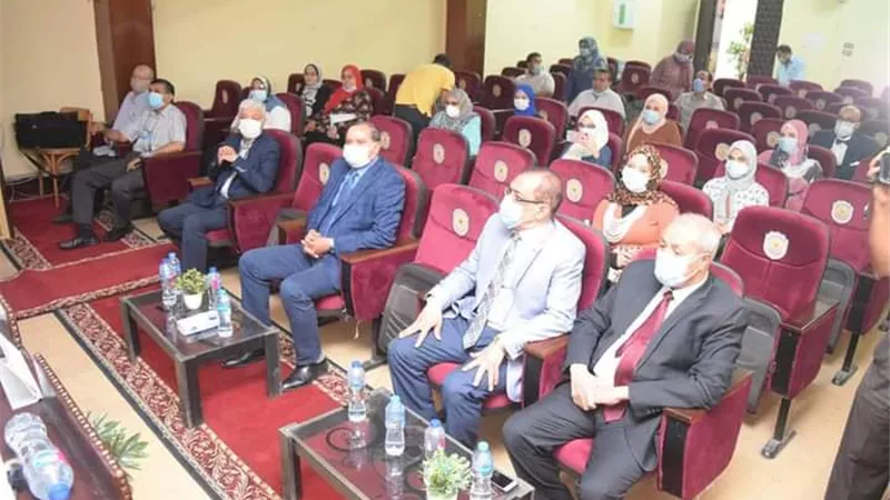 رئيس جامعة سوهاج يشهد مناقشة رسالة ماجستير حول التحليق الحيوي لجزيئات الفضة النانوية..صور