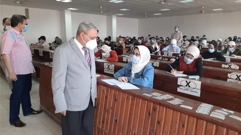 رئيس جامعة طنطا يتابع أعمال امتحانات نهاية العام بكلية الآداب-صور