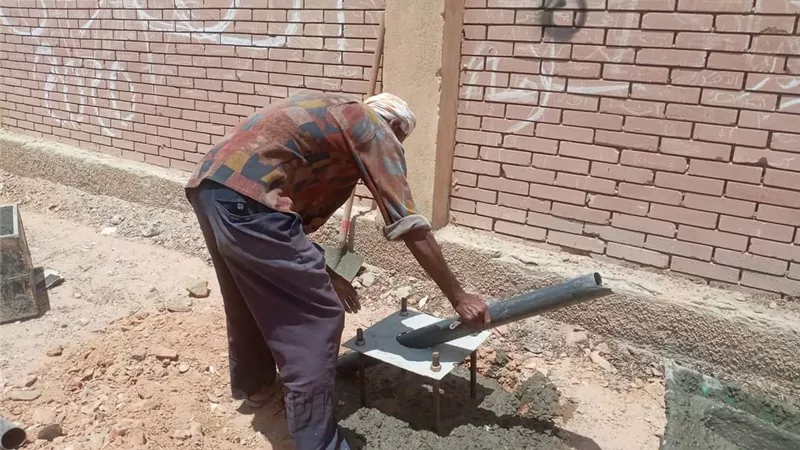 استمرار الأعمال الإنشائية لتجهيز القواعد الخرسانية لاعمدة الإنارة الجديدة بالقصير