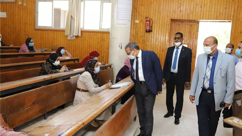 8561 طالب و طالبة أدوا الامتحانات بجامعة جنوب الوادي