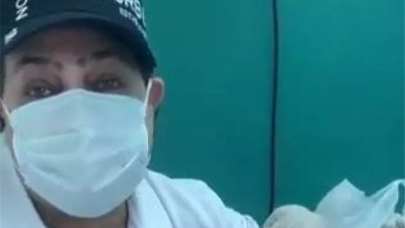 حكيم يتلقى الجرعة الأولى من لقاح كورونا.. فيديو