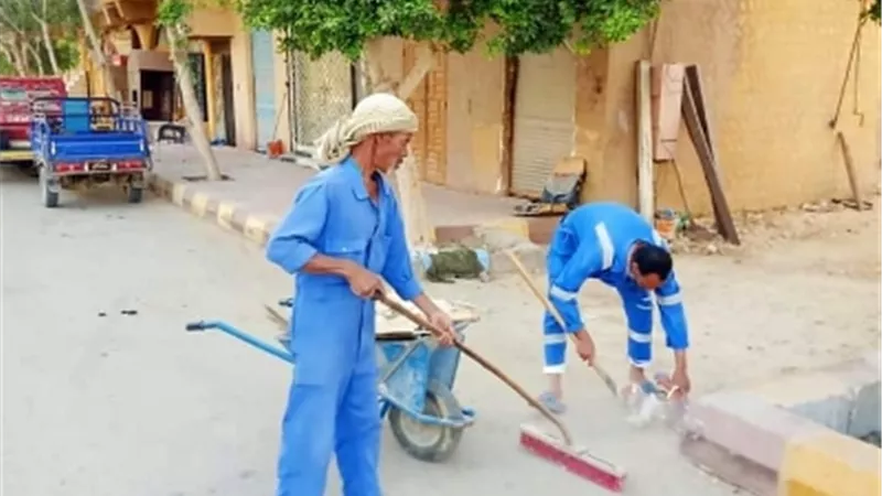 مواصلة أعمال النظافة والتجميل بمناطق متفرقة بسيوة