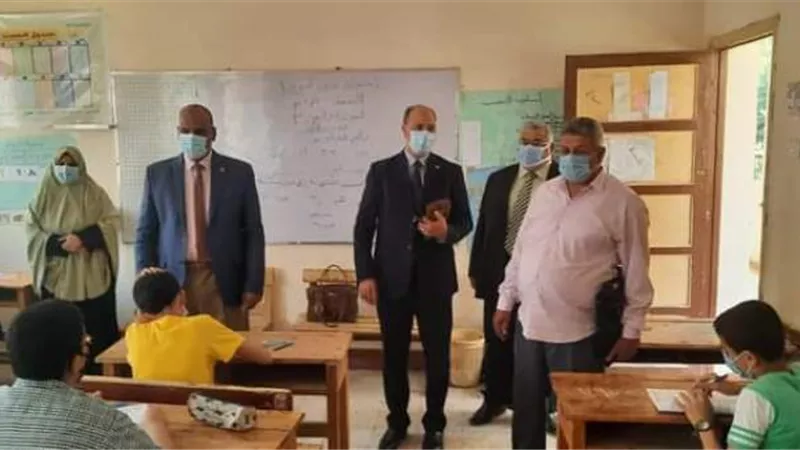 مديرالتعليم بسوهاج يتابع امتحانات الشهادة الاعدادية بلجان إدارة أخميم