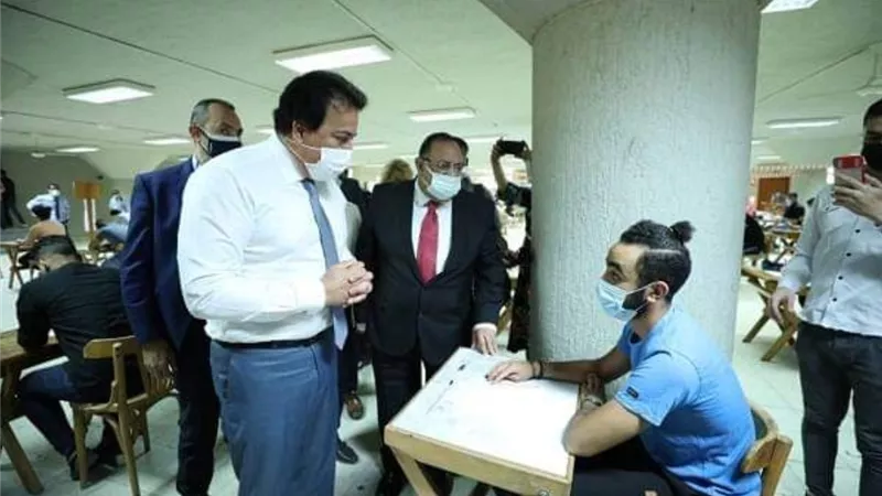 وزير التعليم العالي ورئيس جامعة حلوان يتفقدان امتحانات نهاية العام..ويفتتحان مركز الاختبارات الالكترونية