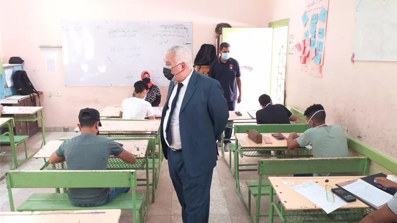مدير تعليم الاسكندريه يتفقد لجان الاعداديه والامتحانات العمليه للدبلومات الفنيه