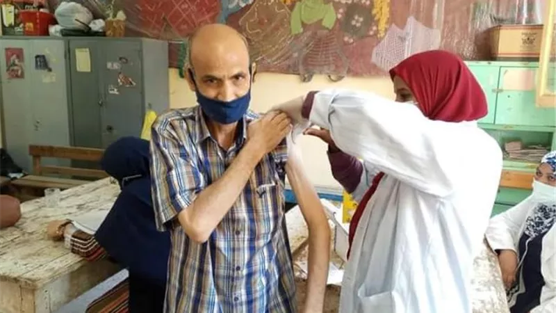 صحة قنا تواصل تطعيم معلمى المرحلة الثانوية بلقاح كورونا.. بالصور