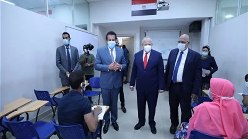 وزير التعليم العالي ورئيس جامعة القاهرة يتفقدان لجان امتحانات نهاية العام