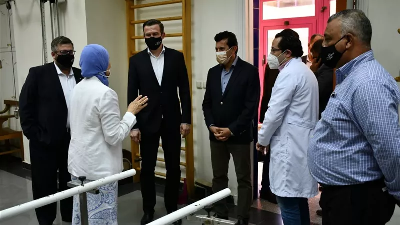 وزير الرياضة ورئيس الوكالة الدولية لمكافحة المنشطات يتفقدان مستشفى الطب الرياضي