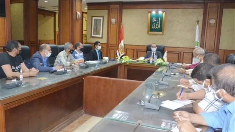 نائب محافظ سوهاج يجتمع باللجنة الفنية لمتابعة المراكز التكنولوجية.. بالصور