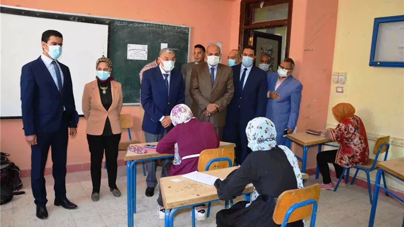 محافظ المنيا يتفقد انتظام لجان امتحانات الإعدادية فى ابوقرقاص