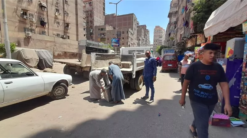 ازالة الارصفة الزائده والاشغالات بشارعي ترعة بشتيل ومسجد الاخلاص بشمال الجيزه