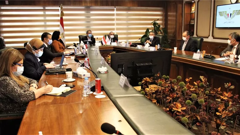 وزيرا الطيران المدنى والسياحة و الآثار يلتقيان بعدد من المستثمرين لبحث سبل تنشيط الحركة الجوية والسياحية