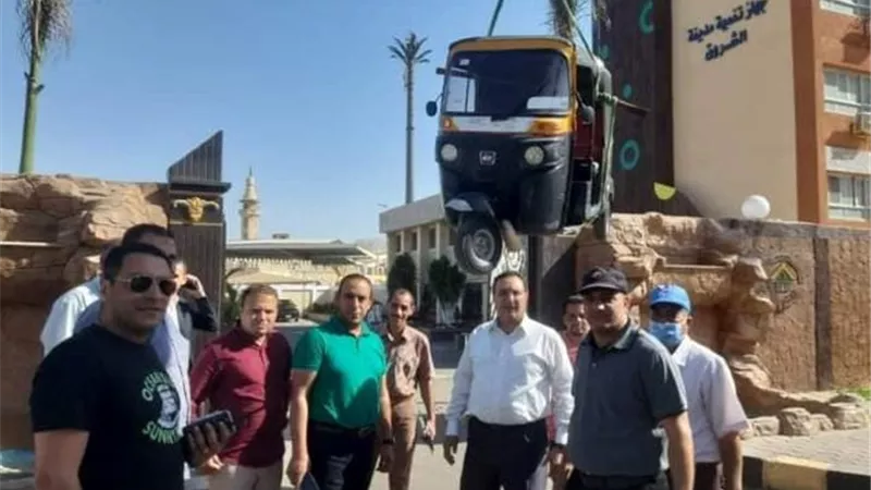 جهاز الشروق يصادر 2 توك توك و يحرر 23 محضر بالتعاون مع شرطة التعمير.. بالصور