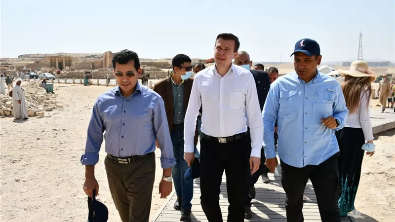 وزير الشباب يصطحب رئيس الوكالة الدولية لمكافحة المنشطات في جولة سياحية بالاهرامات