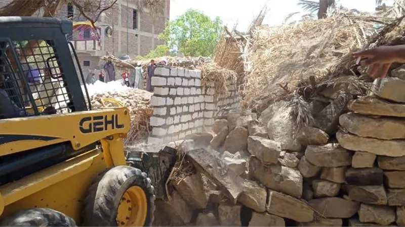 إزالة حالة تعدى بالبناء على مساحة ٣٠٠ م بحاجر كومي بإسنا جنوب الأقصر