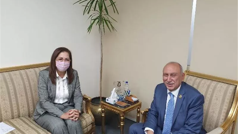 النائب احمد عثمان يعرض على وزيرة التخطيط مطالب توسعة طريق الإسماعيلية السويس الزراعي