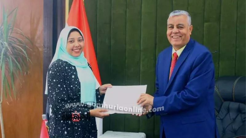 رئيس جامعة جنوب الوادي يكرم الطالبة مخترعة نظارة المكفوفين