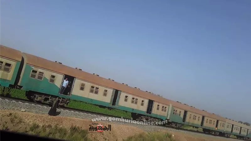 خروج عجلتين عن القضبان بقطار في محطة بنها وفتح الحركة من جديد