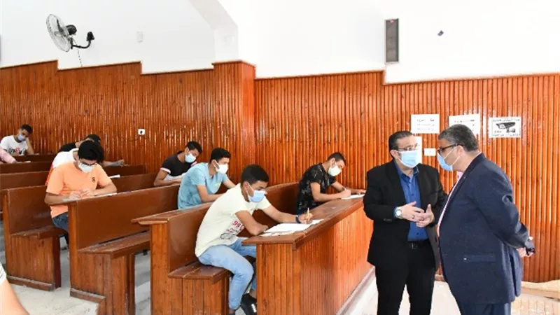 رئيس جامعة القناة يتابع سير الامتحانات من داخل اللجان