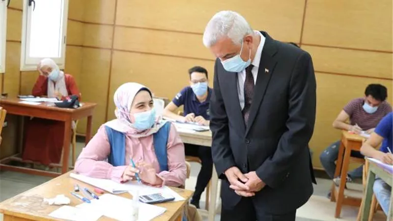 رئيس جامعة المنوفية يتفقد لجان امتحانات كلية الهندسة بشبين الكوم