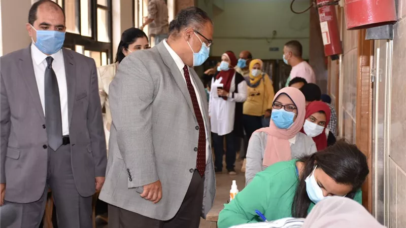 نائب رئيس جامعة عين شمس يتفقد أول أيام الامتحانات النظرية بكلية العلوم