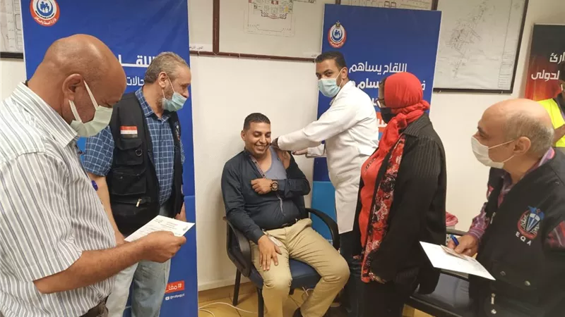 تطعيم العاملين بمطار الأقصر الدولي بلقاح فيروس كورونا أستعداداً للموسم السياحي الجديد