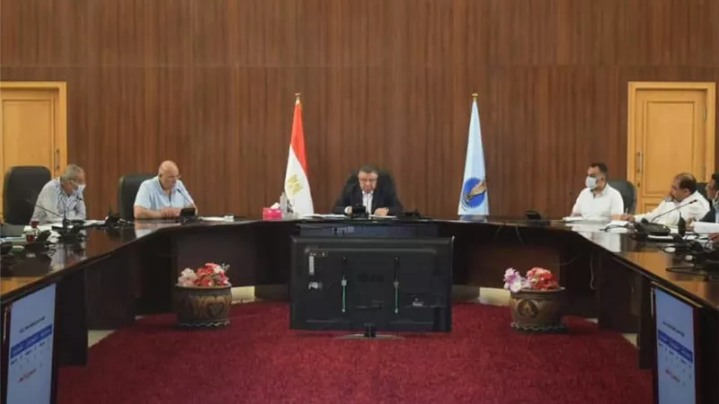 محافظ البحر الأحمر يستعرض الموقف التنفيذي لتسليم بديل العشوائيات