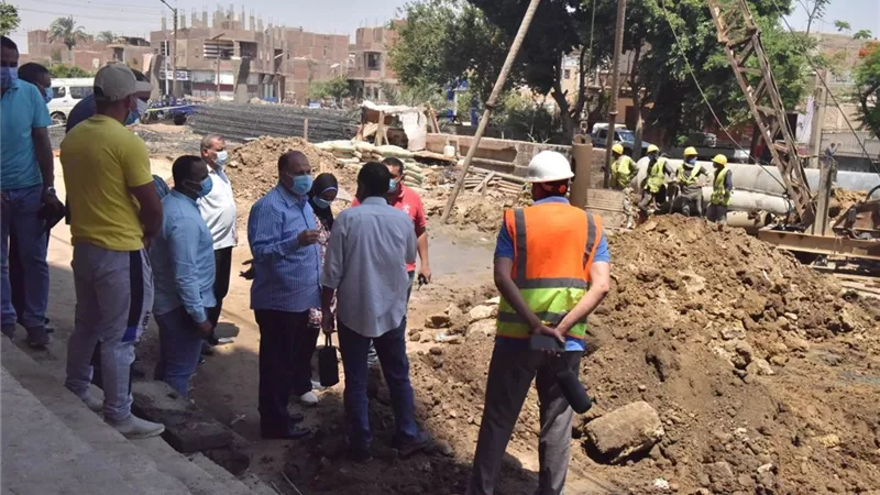 محافظ أسيوط يتفقد أعمال إحلال وتجديد خط الانحدار القديم للصرف الصحي بطريق مير بالقوصية