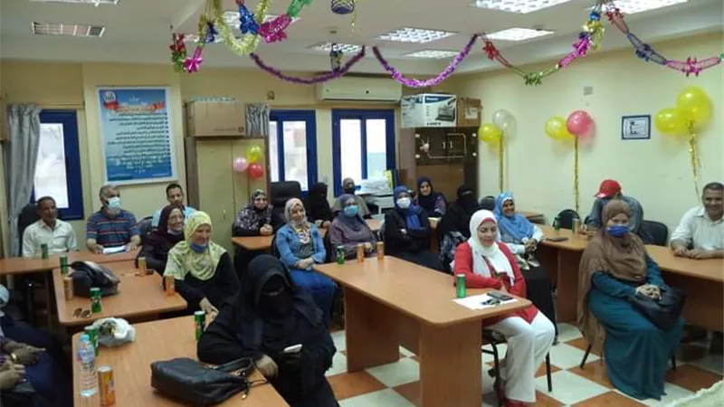 تكريم كبير المعلمين بادارة التربية السكانية والصحية والبيئية بمديرية تعليم مطروح