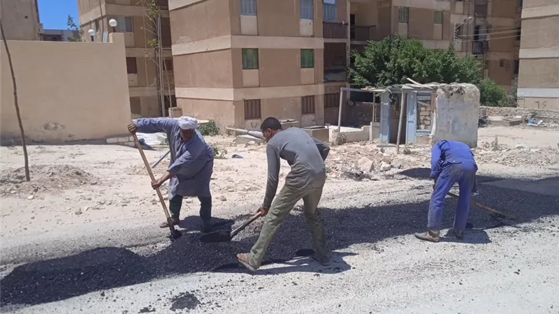 استكمال اعمال الرصف بعلم الروم ومحور علي حميدة بمطروح