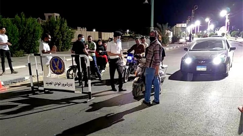 ضبط دراجات مخالفة وسحب ٤٥ رخصة قيادة فى حملة مرورية بالخارجة