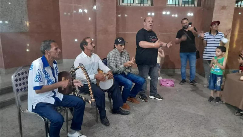 بالصور..الأسايطة يرقصون على السمسمية بمسرح الجنوب