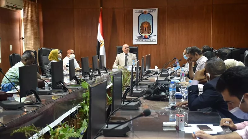 رئيس جامعة الأقصر يناقش استعدادات نهاية العام مع رؤساء الكنترولات