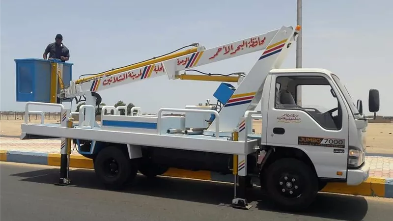 إستمرار صيانة أعمدة الإناره بمدينه الشلاتين. صور