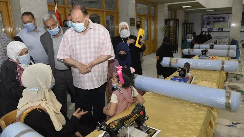 محافظ أسيوط يوزع ماكينات خياطة وأفران منزلية للسيدات المعيلات والأولى بالرعاية