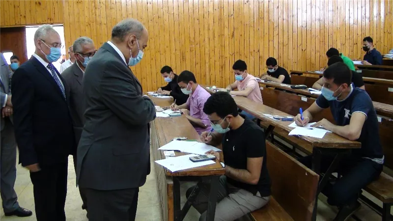 رئيس جامعة المنيا يشدد على انتظام سير الامتحانات بالكليات