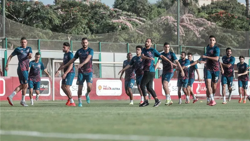 مدرب أحمال الأهلى يقود تدريبات متنوعة للاعبين قبل المران المسائى