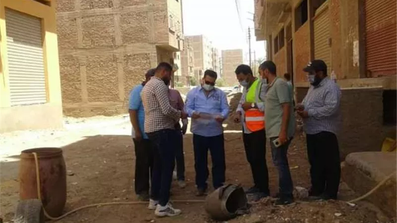 توصيل الصرف الصحي بمنطقة الجوازات بسوهاج..صور