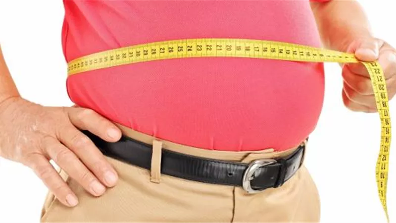 قضمات أكبر.. أسباب الإفراط في تناول الطعام واكتساب الوزن الزائد