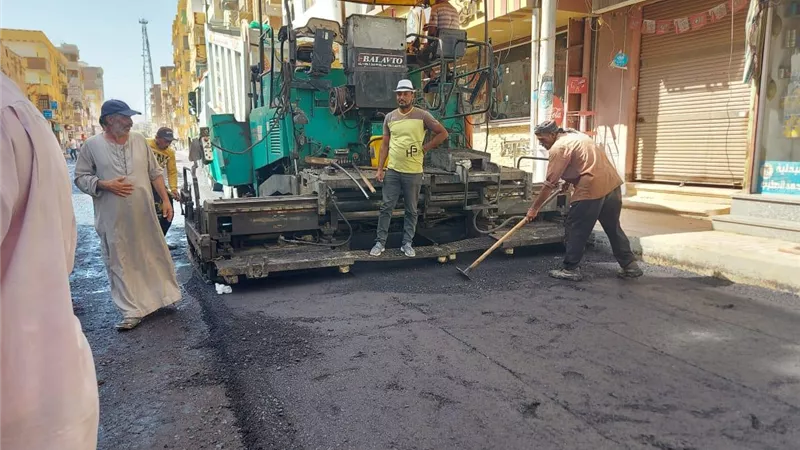 رئيس مركز إسنا جنوب الأقصر يتفقد أعمال رصف طريق البحر القديم