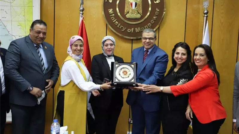 وزير القوى العاملة يستقبل وفدا من أعضاء تنسيقية شباب الأحزاب ويهديهم درع الوزارة