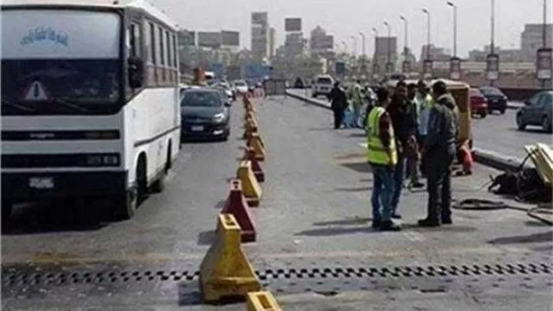 غلق طريق الخليفة المأمون من وإلى العباسية لتطوير كوبرى مشاة جامعة عين شمس