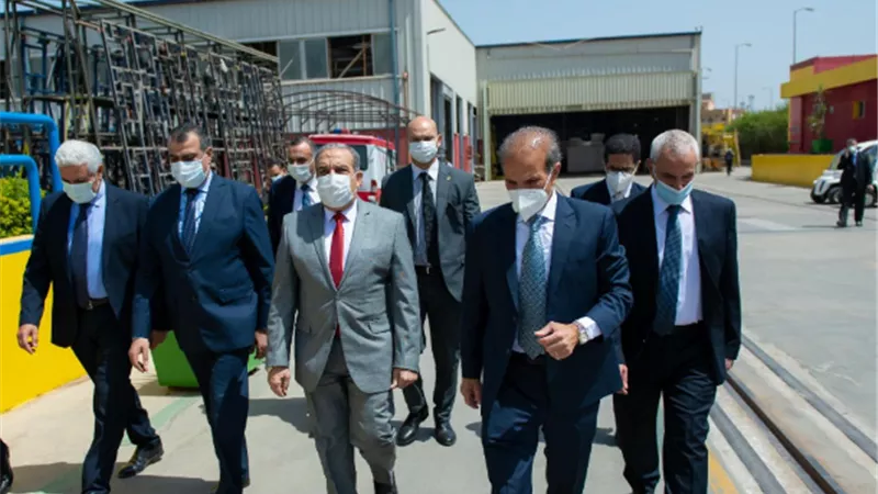 وزير الدولة للإنتاج الحربي يتفقد مصنعا لوسائل النقل لبحث سبل التعاون