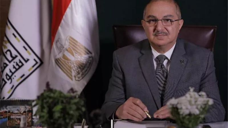خطوة تاريخية ..رئيس جامعة أسيوط يعلن إنشاء وحدة لعلاج العاملين وأسرهم
