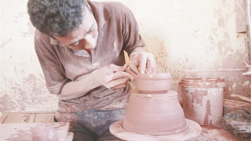 أصحاب المعارض والورش: إحياء الحرف التراثية