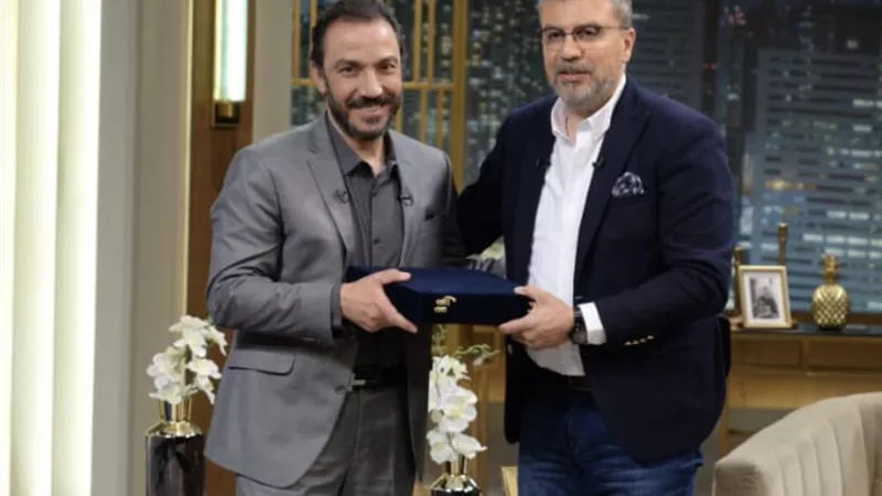 الليلة عمرو الليثي يكرم طارق لطفي ببرنامج واحد من الناس علي شاشة الحياة
