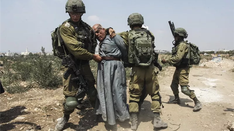 7 إسرائيليين يعتدون على مسن فلسطيني بمسجد في يافا