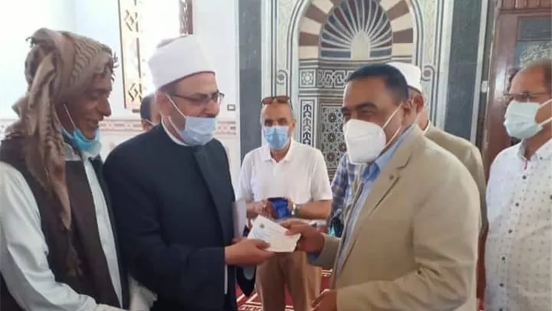 محافظ مطروح يتبرع ب ١٠ صكوك ليستكمل المائة الأولى من التبرعات بالصكوك هذا العام