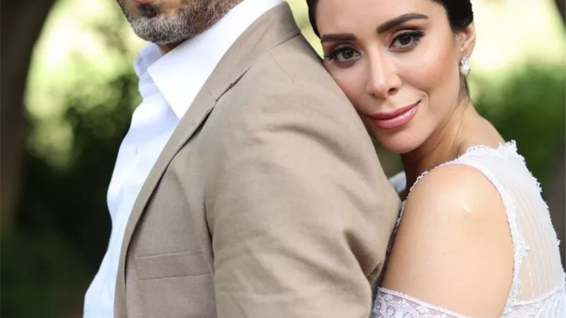 محمد فراج يحتضن بسنت شوقى فى جلسة تصوير زفافهما